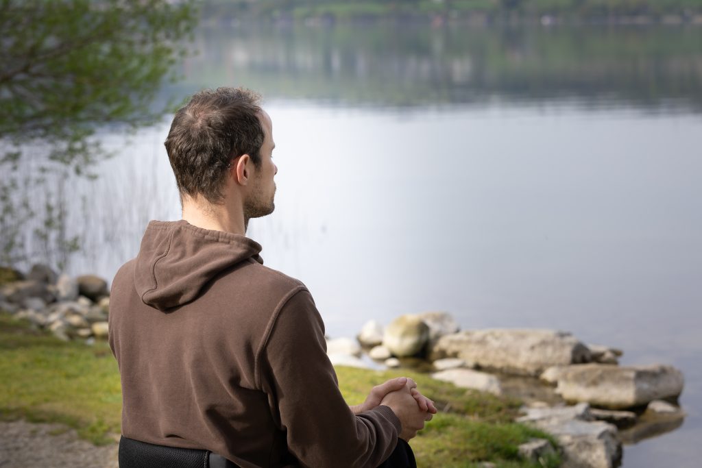 Auf der Suche nach meinem Umgang mit persönlich schwierigen Situationen bin ich auch auf verschiedene Philosophien und Lebenskünste gestossen. Ideen des Stoizismus und antike asiatische Weltanschauungen haben mich dabei besonders angesprochen.

In ihnen werden Glück und Unglück vor allem als menschliche Werturteile und Konstrukte unseres Verstandes betrachtet. Es ist der Mensch, der diese Welt erst gerecht macht und über sie richtet.